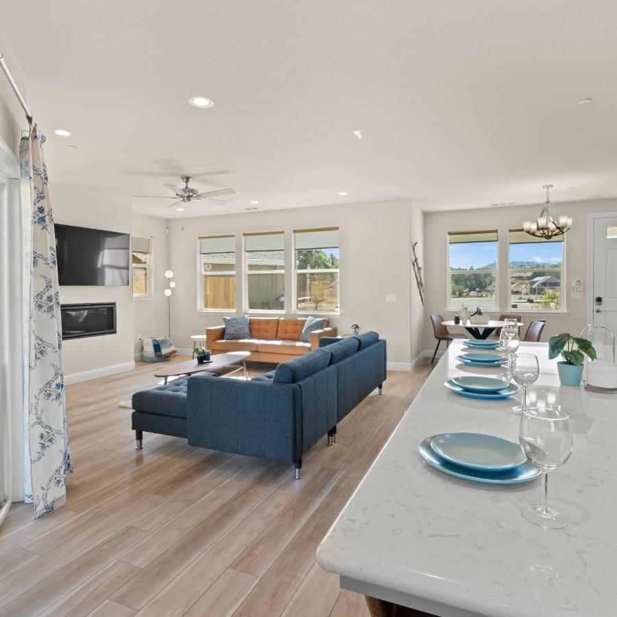 Newly Built Murphys Modern Retreat Exterior photo